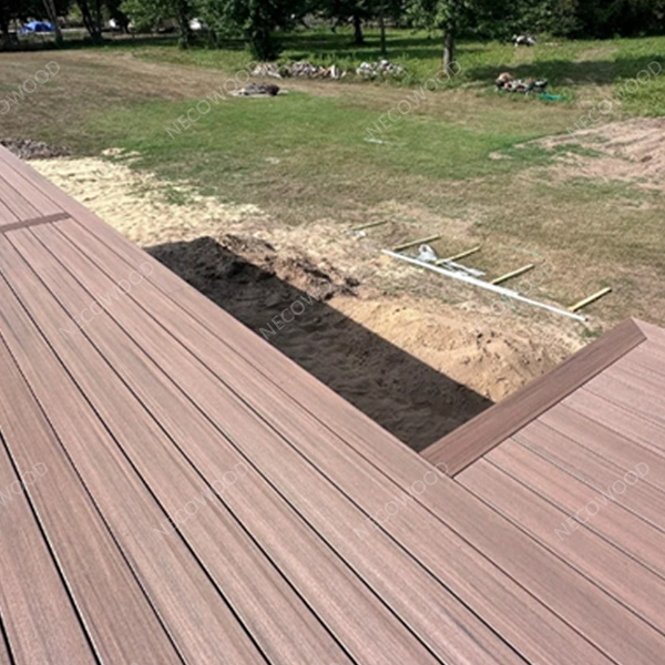 Midwest Family Transforms Deck med klimatbeständiga, lågt underhållsgolv | Nekvod