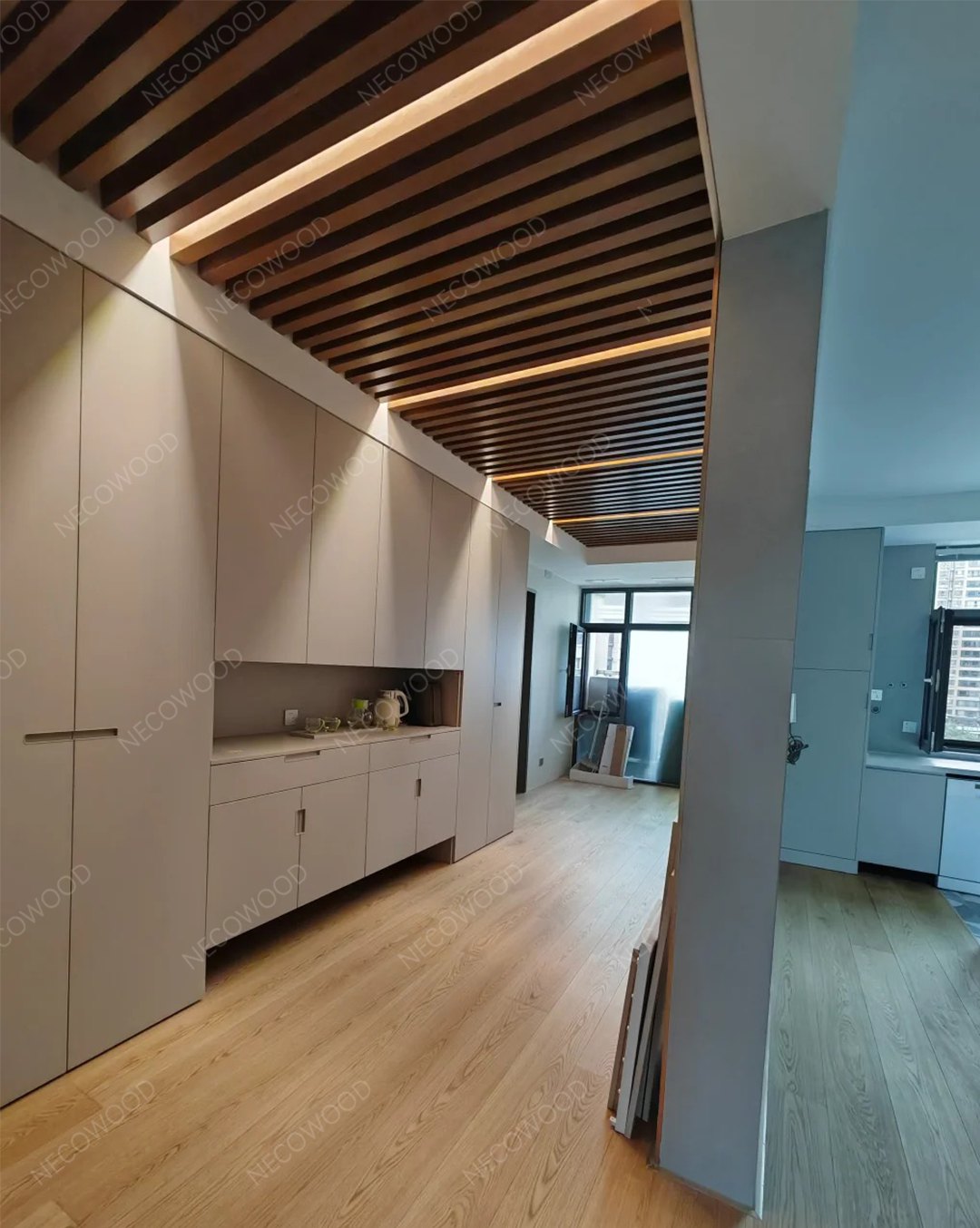 NECOWOOD slutför Real-World WPC Ceiling Project i Miami: 8 månader, 85 % luftfuktighet, noll underhåll